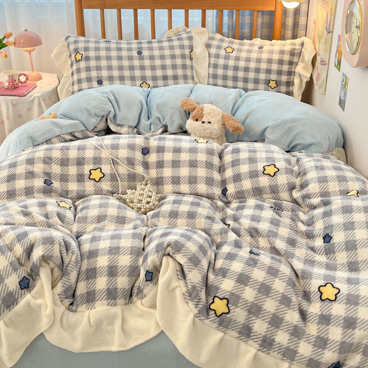 91家纺网 家纺一手货源 找家纺 川悦生活 2025新款A类韩版花边牛奶绒四件套 花边简空星号蓝