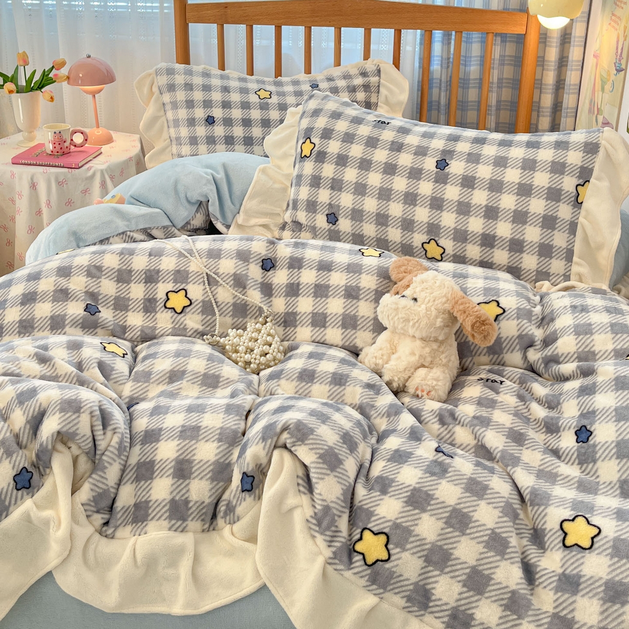 91家纺网 家纺一手货源 找家纺 川悦生活 2025新款A类韩版花边牛奶绒四件套 花边简空星号蓝