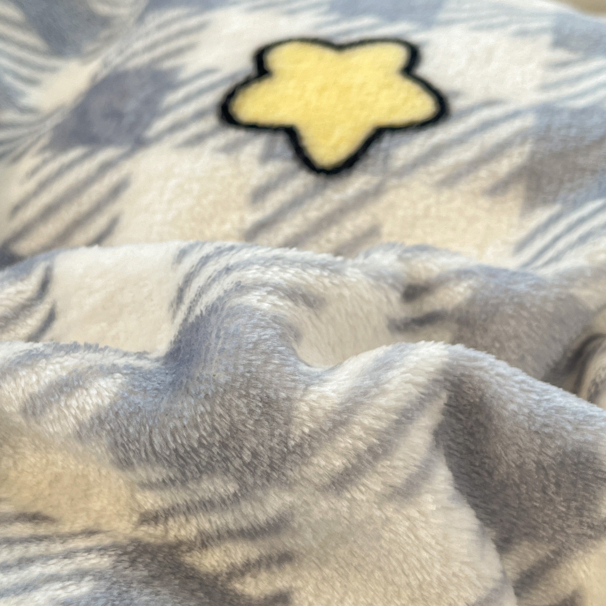 91家纺网 家纺一手货源 找家纺 川悦生活 2025新款A类韩版花边牛奶绒四件套 花边简空星号蓝