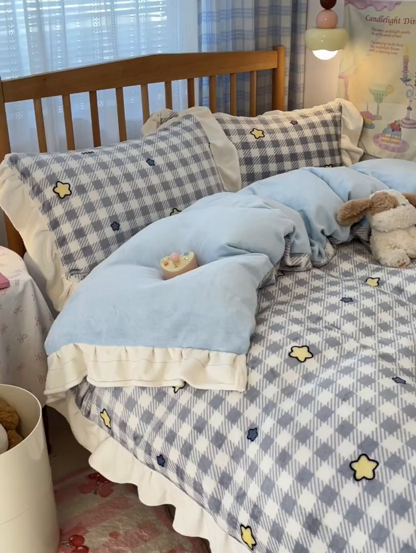 91家纺网 家纺一手货源 找家纺 川悦生活 2025新款A类韩版花边牛奶绒四件套 花边简空星号蓝