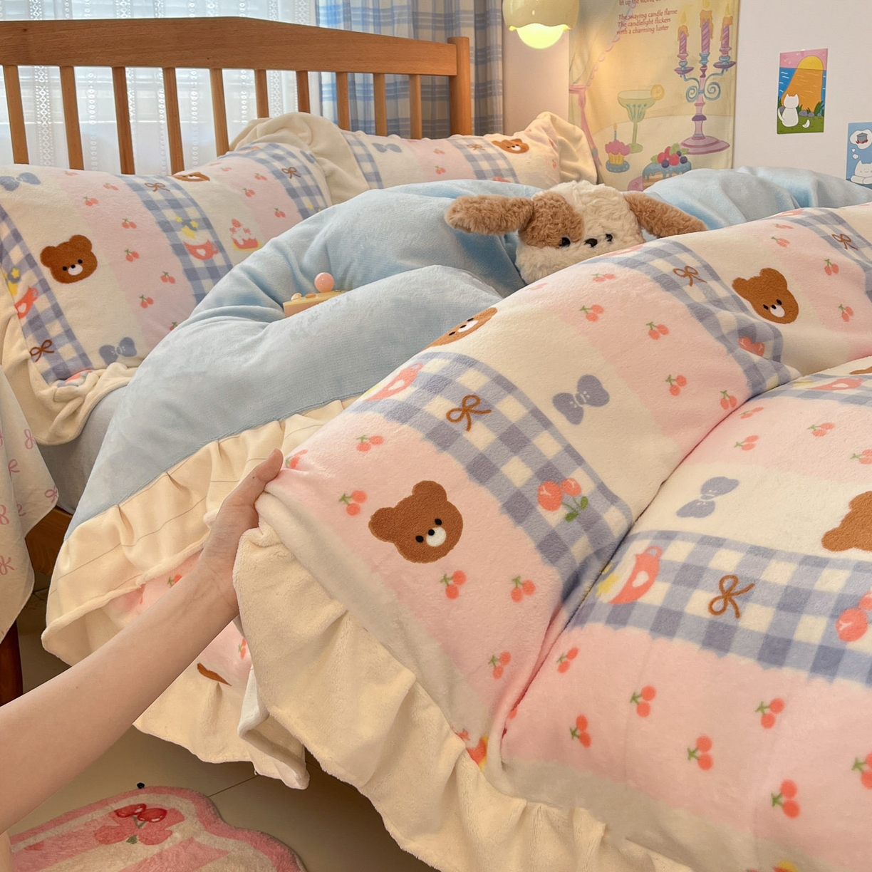 91家纺网 家纺一手货源 找家纺 川悦生活 2025新款A类韩版花边牛奶绒四件套 花边奶朵布丁熊