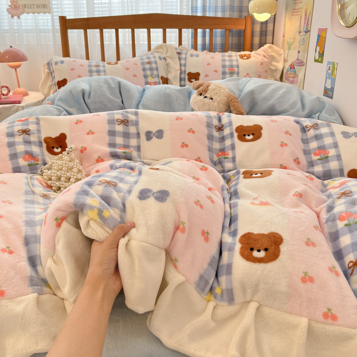 91家纺网 家纺一手货源 找家纺 川悦生活 2025新款A类韩版花边牛奶绒四件套 花边奶朵布丁熊