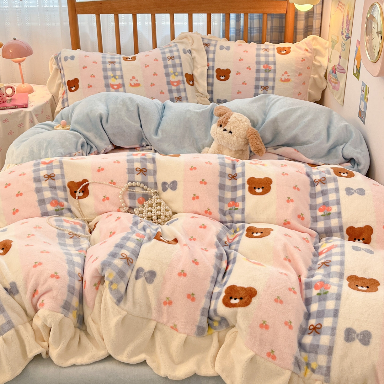 91家纺网 家纺一手货源 找家纺 川悦生活 2025新款A类韩版花边牛奶绒四件套 花边奶朵布丁熊