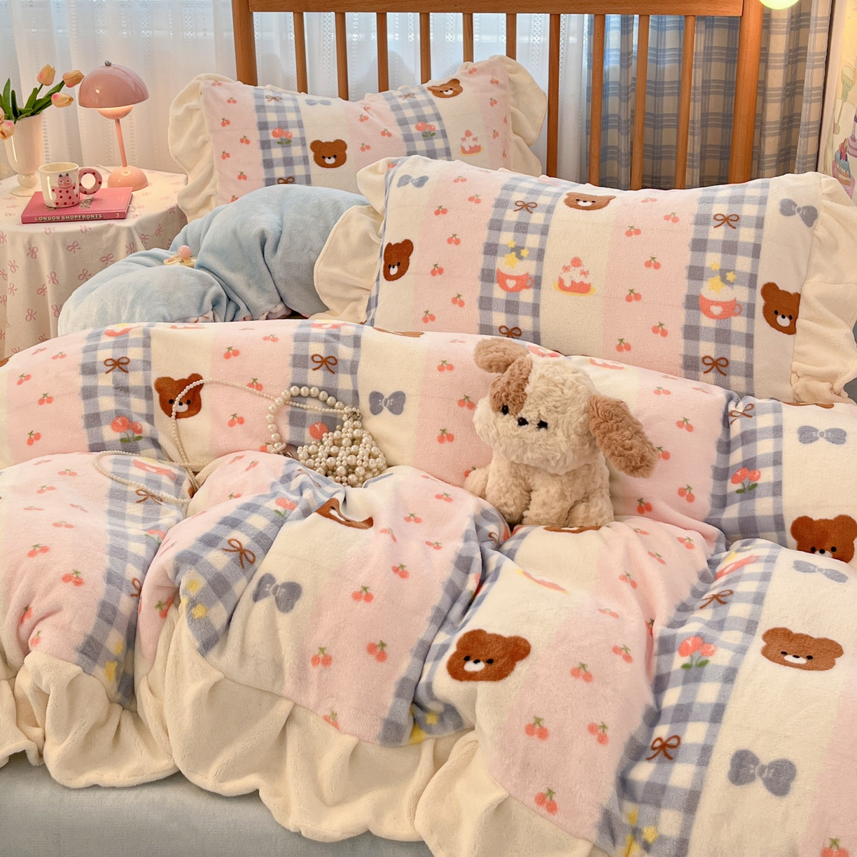 91家纺网 家纺一手货源 找家纺 川悦生活 2025新款A类韩版花边牛奶绒四件套 花边奶朵布丁熊