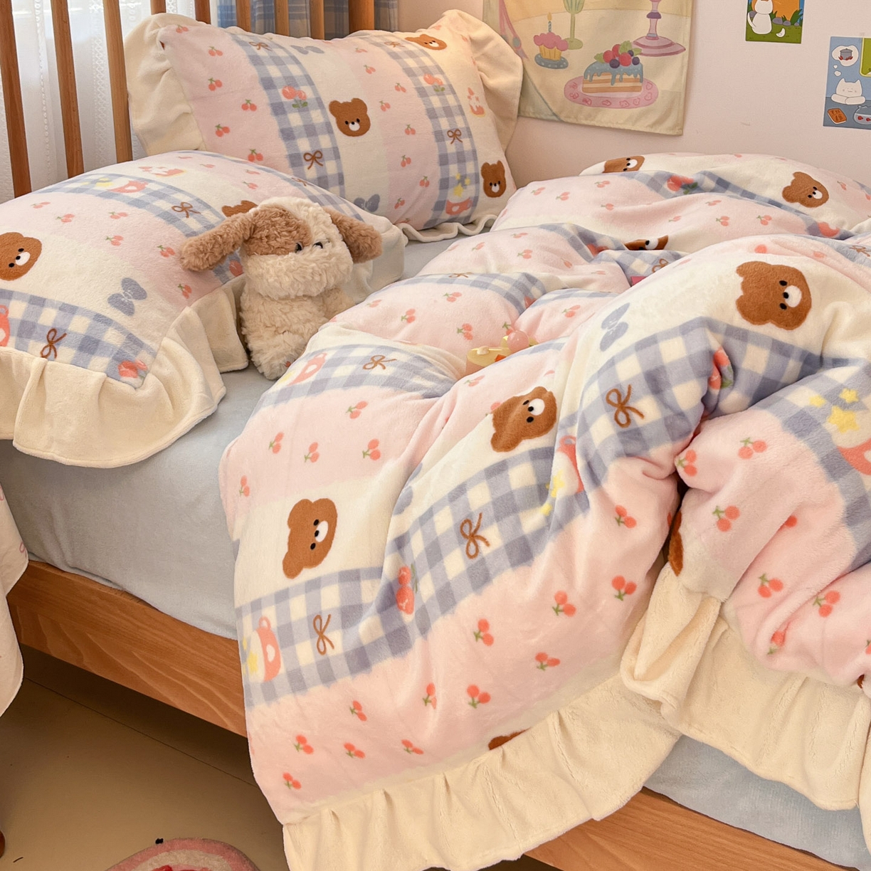 91家纺网 家纺一手货源 找家纺 川悦生活 2025新款A类韩版花边牛奶绒四件套 花边奶朵布丁熊