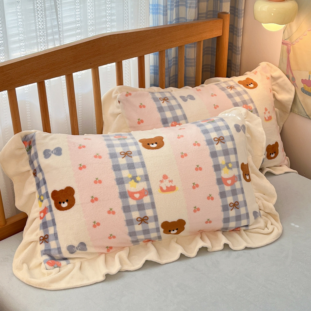 91家纺网 家纺一手货源 找家纺 川悦生活 2025新款A类韩版花边牛奶绒四件套 花边奶朵布丁熊