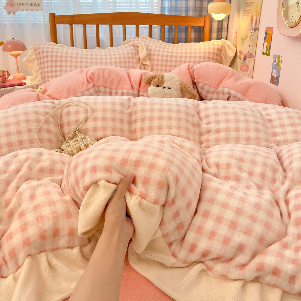 91家纺网 家纺一手货源 找家纺 川悦生活 2025新款A类韩版花边牛奶绒四件套 花边小屋格格奶粉