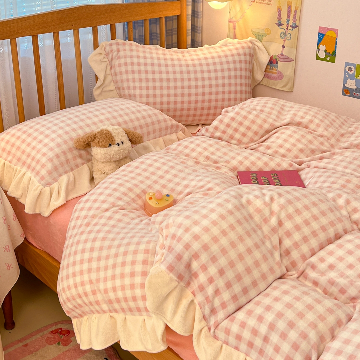 91家纺网 家纺一手货源 找家纺 川悦生活 2025新款A类韩版花边牛奶绒四件套 花边小屋格格奶粉