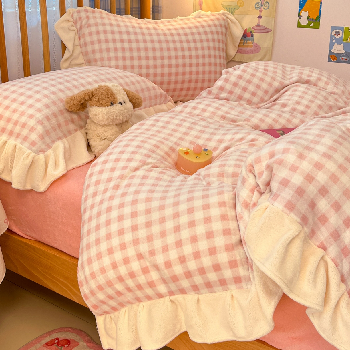 91家纺网 家纺一手货源 找家纺 川悦生活 2025新款A类韩版花边牛奶绒四件套 花边小屋格格奶粉