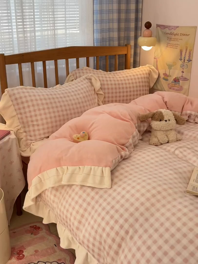 91家纺网 家纺一手货源 找家纺 川悦生活 2025新款A类韩版花边牛奶绒四件套 花边小屋格格奶粉