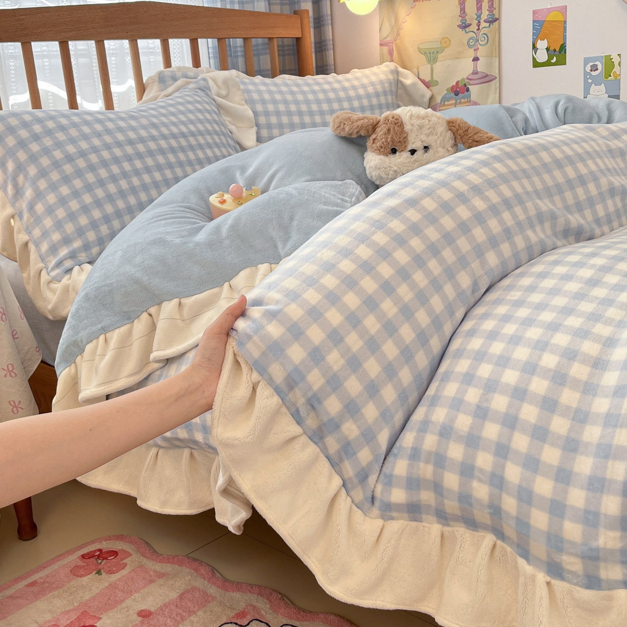91家纺网 家纺一手货源 找家纺 川悦生活 2025新款A类韩版花边牛奶绒四件套 花边小屋格格奶蓝