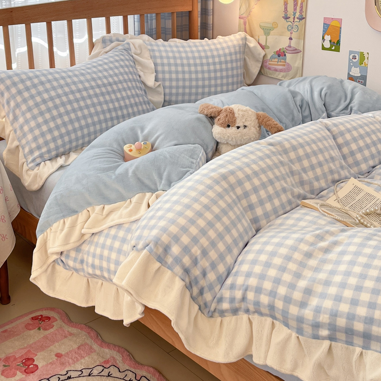 91家纺网 家纺一手货源 找家纺 川悦生活 2025新款A类韩版花边牛奶绒四件套 花边小屋格格奶蓝