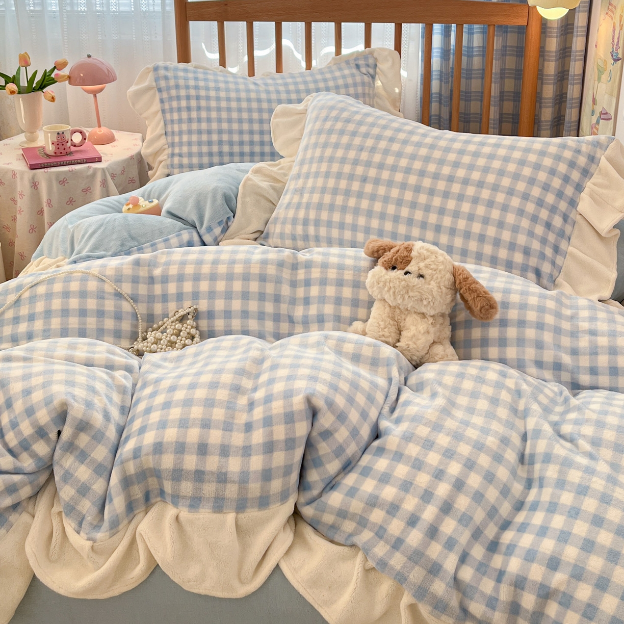 91家纺网 家纺一手货源 找家纺 川悦生活 2025新款A类韩版花边牛奶绒四件套 花边小屋格格奶蓝