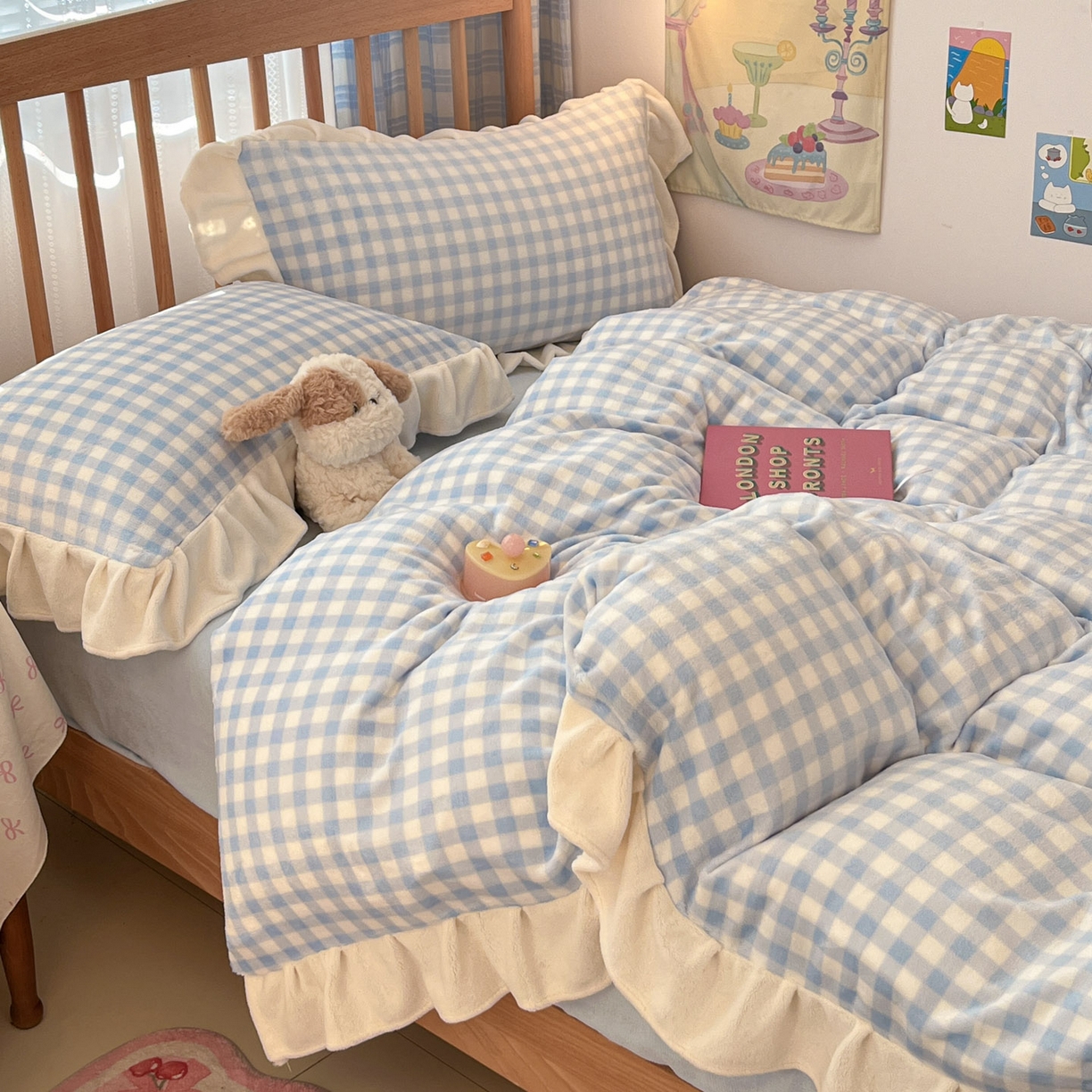 91家纺网 家纺一手货源 找家纺 川悦生活 2025新款A类韩版花边牛奶绒四件套 花边小屋格格奶蓝