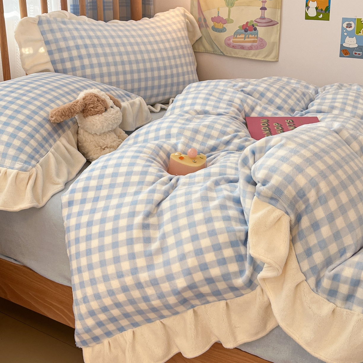 91家纺网 家纺一手货源 找家纺 川悦生活 2025新款A类韩版花边牛奶绒四件套 花边小屋格格奶蓝