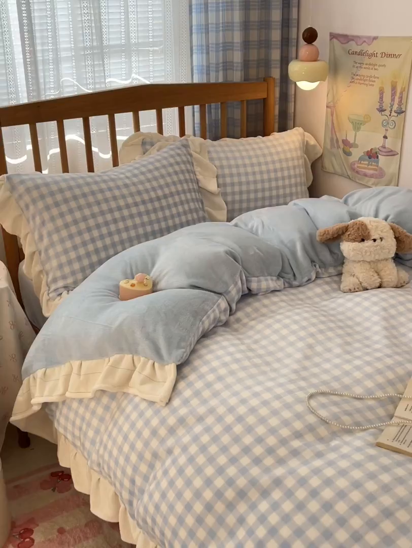 91家纺网 家纺一手货源 找家纺 川悦生活 2025新款A类韩版花边牛奶绒四件套 花边小屋格格奶蓝