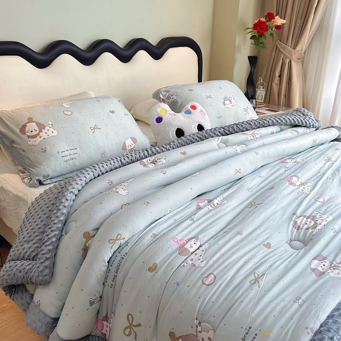 91家纺网 家纺一手货源 找家纺 兜米家居 2025新款针织豆豆绒被纯手工包边卡通立体豆豆绒保暖被被子被芯 萌萌小狗