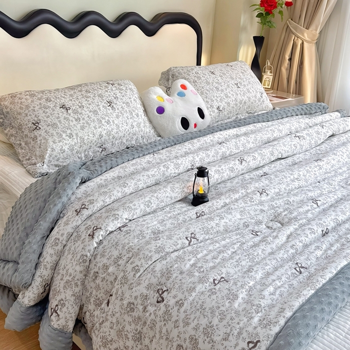 91家纺网 家纺一手货源 找家纺 兜米家居 2025新款针织豆豆绒被纯手工包边卡通立体豆豆绒保暖被被子被芯 唯美蝴蝶结