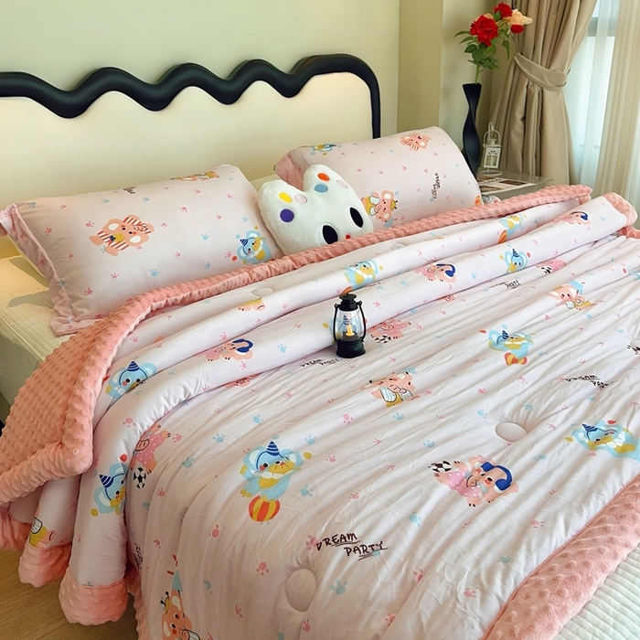 91家纺网 家纺一手货源 找家纺 兜米家居 2025新款针织豆豆绒被纯手工包边卡通立体豆豆绒保暖被被子被芯 戏团小象