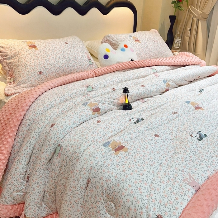 91家纺网 家纺一手货源 找家纺 兜米家居 2025新款针织豆豆绒被纯手工包边卡通立体豆豆绒保暖被被子被芯 熊猫和兔兔