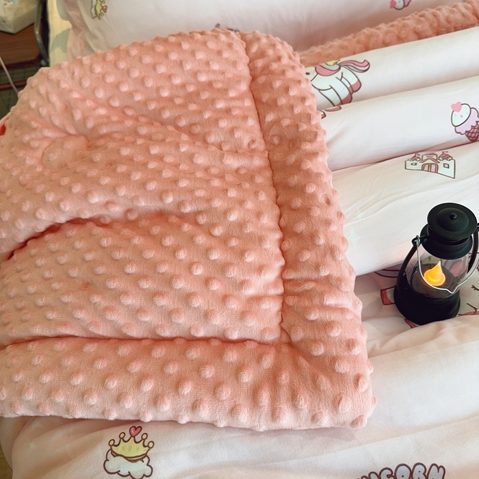 91家纺网 家纺一手货源 找家纺 兜米家居 2025新款针织豆豆绒被纯手工包边卡通立体豆豆绒保暖被被子被芯 粉色小马