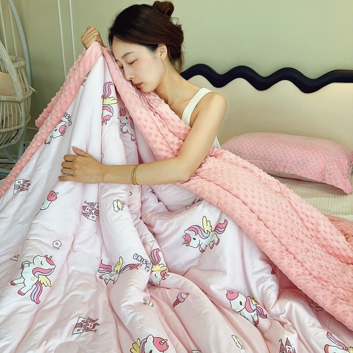 91家纺网 家纺一手货源 找家纺 兜米家居 2025新款针织豆豆绒被纯手工包边卡通立体豆豆绒保暖被被子被芯 粉色小马