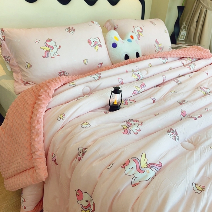 91家纺网 家纺一手货源 找家纺 兜米家居 2025新款针织豆豆绒被纯手工包边卡通立体豆豆绒保暖被被子被芯 粉色小马