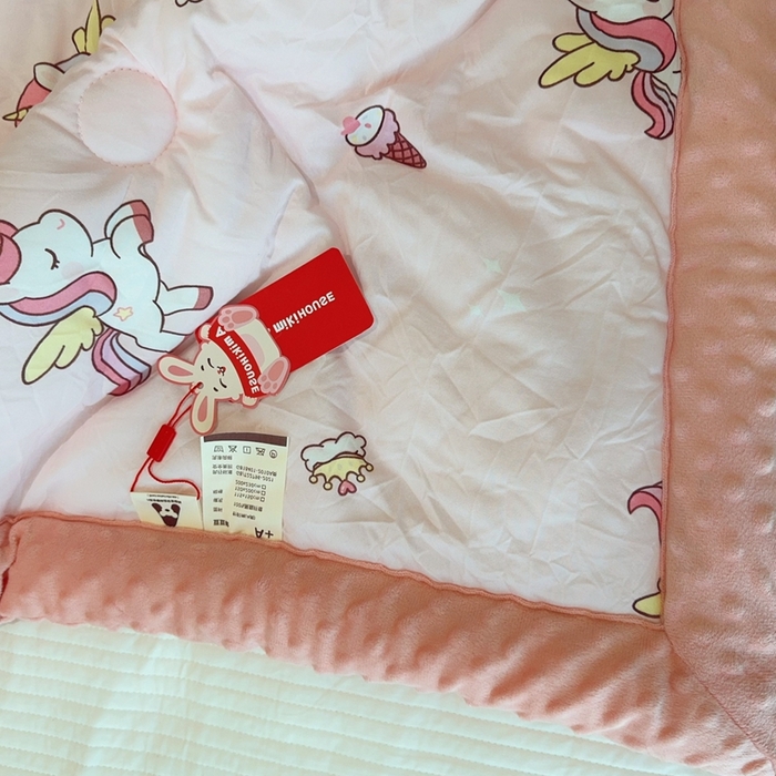 91家纺网 家纺一手货源 找家纺 兜米家居 2025新款针织豆豆绒被纯手工包边卡通立体豆豆绒保暖被被子被芯 粉色小马