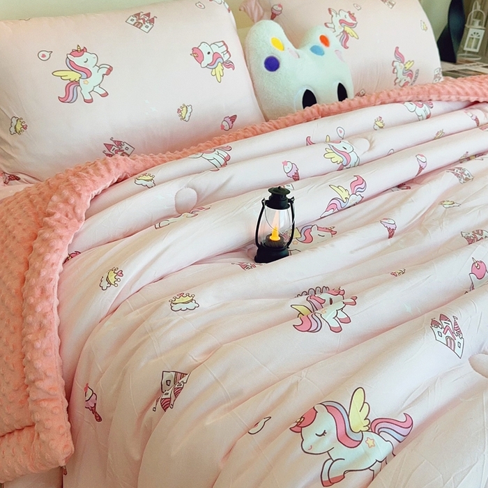 91家纺网 家纺一手货源 找家纺 兜米家居 2025新款针织豆豆绒被纯手工包边卡通立体豆豆绒保暖被被子被芯 粉色小马