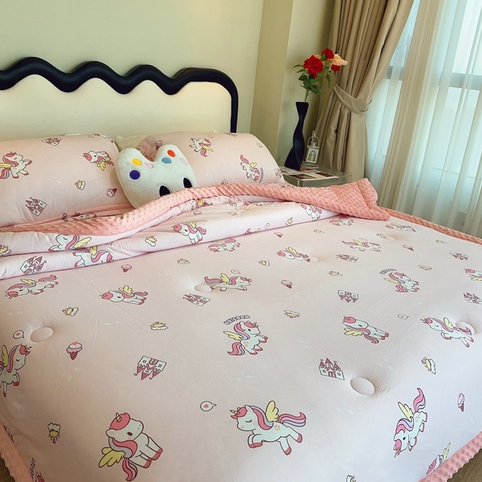 91家纺网 家纺一手货源 找家纺 兜米家居 2025新款针织豆豆绒被纯手工包边卡通立体豆豆绒保暖被被子被芯 粉色小马