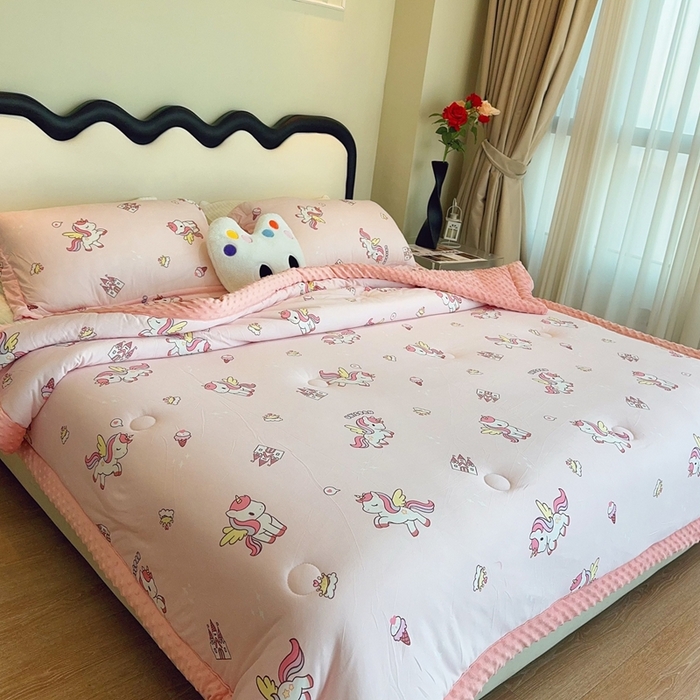 91家纺网 家纺一手货源 找家纺 兜米家居 2025新款针织豆豆绒被纯手工包边卡通立体豆豆绒保暖被被子被芯 粉色小马