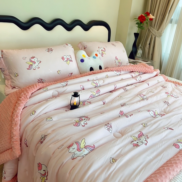 91家纺网 家纺一手货源 找家纺 兜米家居 2025新款针织豆豆绒被纯手工包边卡通立体豆豆绒保暖被被子被芯 粉色小马