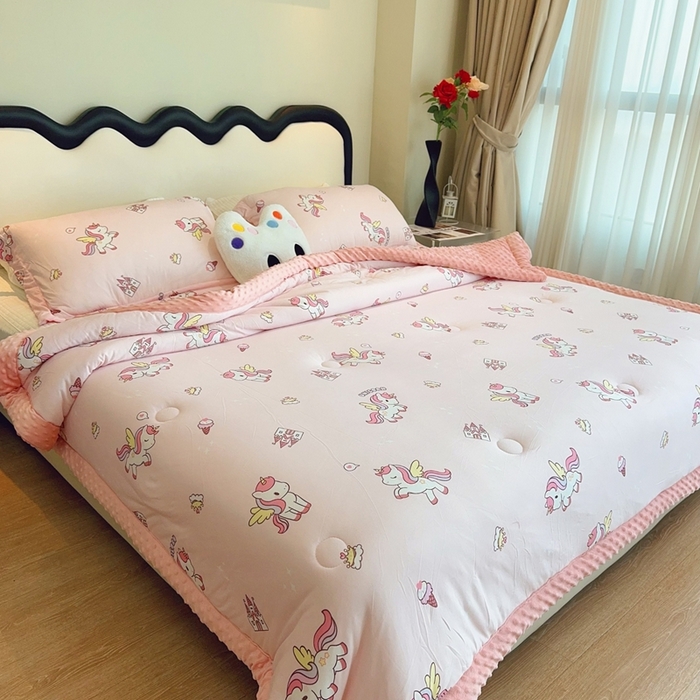 91家纺网 家纺一手货源 找家纺 兜米家居 2025新款针织豆豆绒被纯手工包边卡通立体豆豆绒保暖被被子被芯 粉色小马