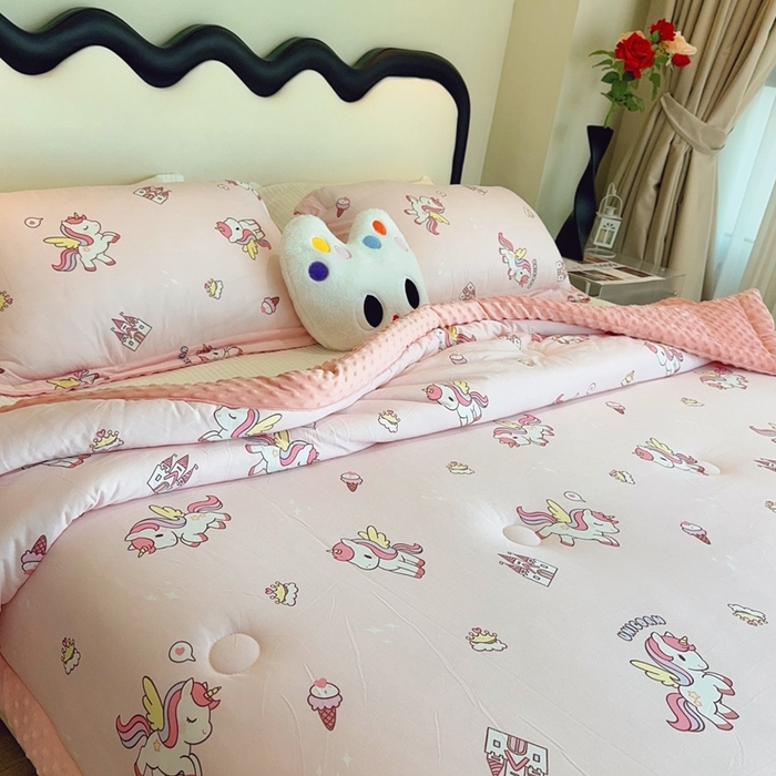 91家纺网 家纺一手货源 找家纺 兜米家居 2025新款针织豆豆绒被纯手工包边卡通立体豆豆绒保暖被被子被芯 粉色小马