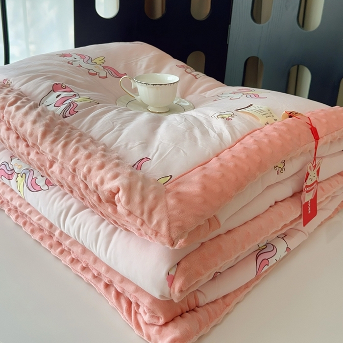 91家纺网 家纺一手货源 找家纺 兜米家居 2025新款针织豆豆绒被纯手工包边卡通立体豆豆绒保暖被被子被芯 粉色小马