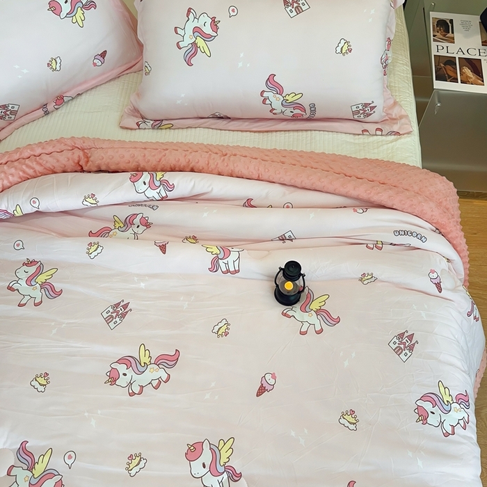 91家纺网 家纺一手货源 找家纺 兜米家居 2025新款针织豆豆绒被纯手工包边卡通立体豆豆绒保暖被被子被芯 粉色小马