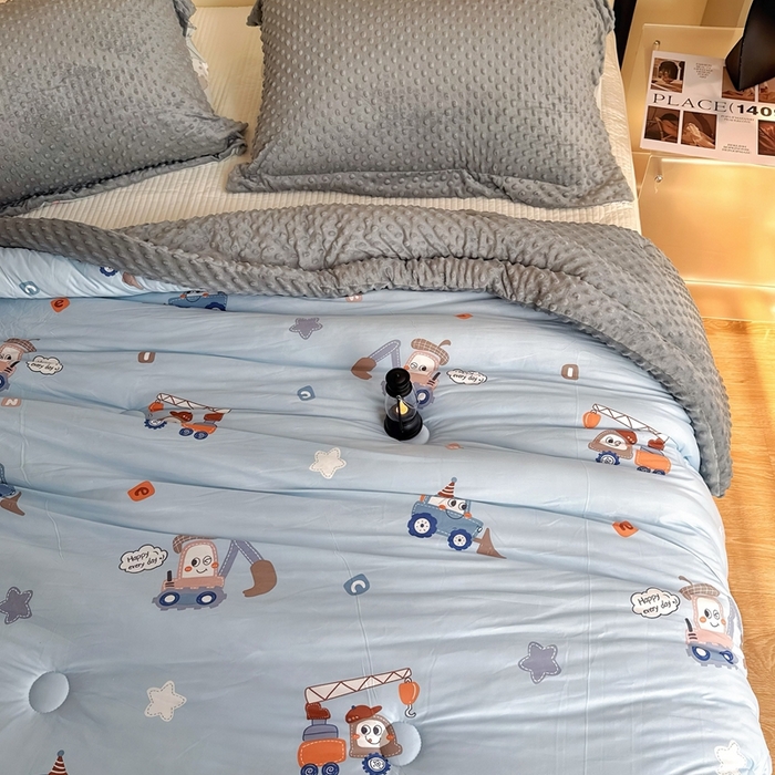 91家纺网 家纺一手货源 找家纺 兜米家居 2025新款针织豆豆绒被纯手工包边卡通立体豆豆绒保暖被被子被芯 工程车