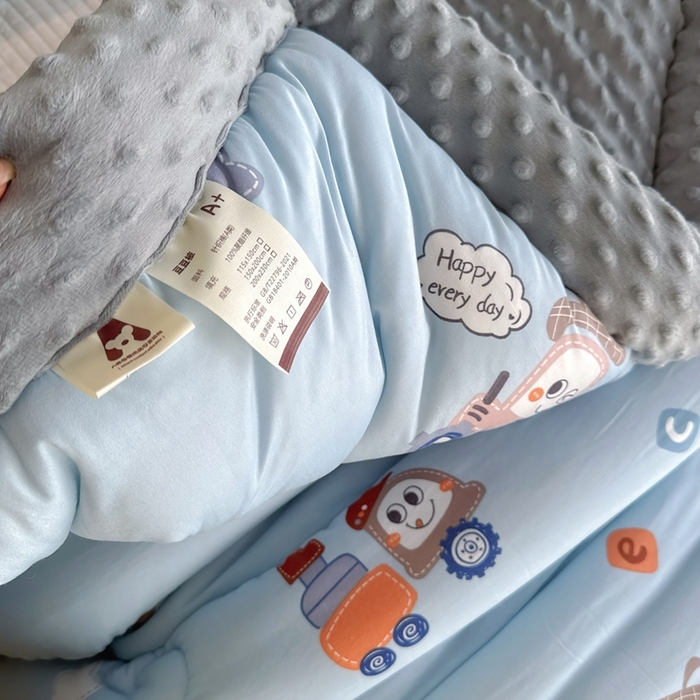 91家纺网 家纺一手货源 找家纺 兜米家居 2025新款针织豆豆绒被纯手工包边卡通立体豆豆绒保暖被被子被芯 工程车