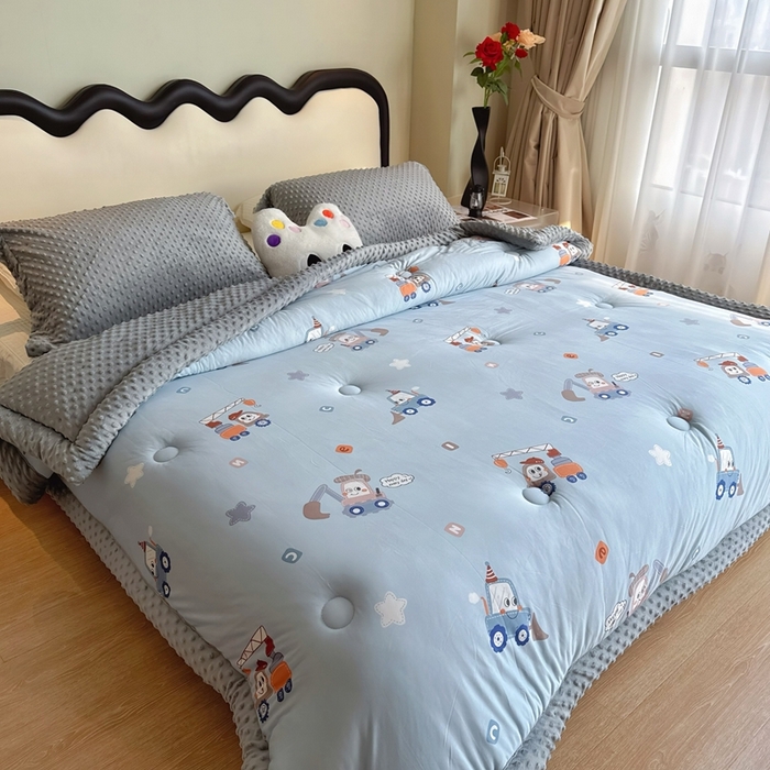 91家纺网 家纺一手货源 找家纺 兜米家居 2025新款针织豆豆绒被纯手工包边卡通立体豆豆绒保暖被被子被芯 工程车