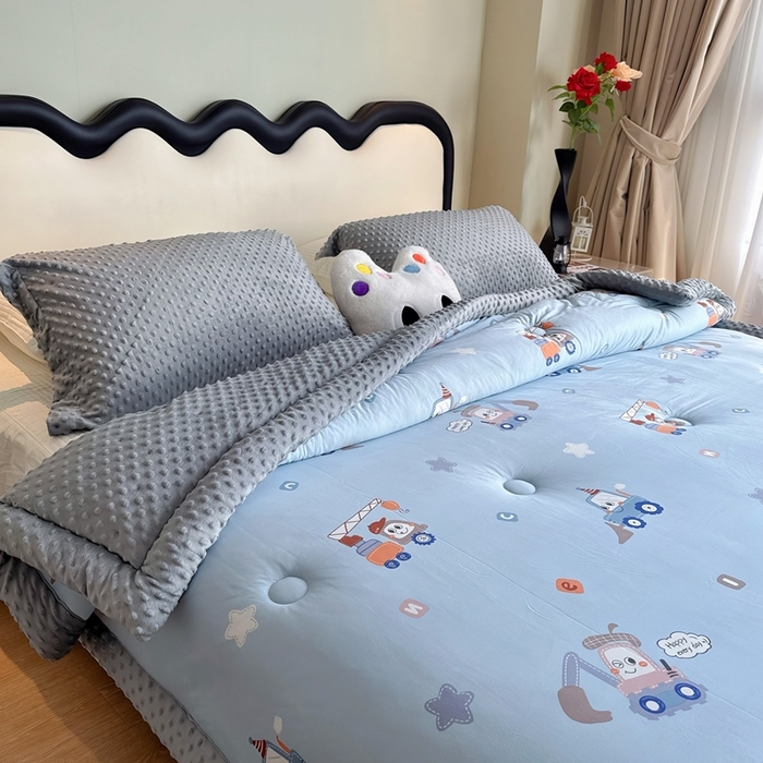 91家纺网 家纺一手货源 找家纺 兜米家居 2025新款针织豆豆绒被纯手工包边卡通立体豆豆绒保暖被被子被芯 工程车