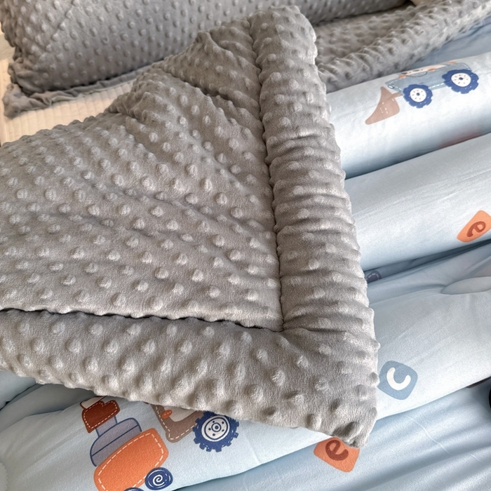 91家纺网 家纺一手货源 找家纺 兜米家居 2025新款针织豆豆绒被纯手工包边卡通立体豆豆绒保暖被被子被芯 工程车