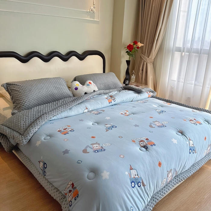 91家纺网 家纺一手货源 找家纺 兜米家居 2025新款针织豆豆绒被纯手工包边卡通立体豆豆绒保暖被被子被芯 工程车