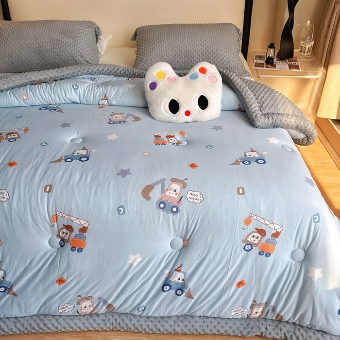 91家纺网 家纺一手货源 找家纺 兜米家居 2025新款针织豆豆绒被纯手工包边卡通立体豆豆绒保暖被被子被芯 工程车