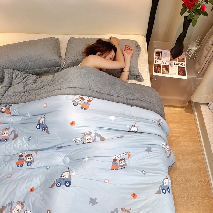 91家纺网 家纺一手货源 找家纺 兜米家居 2025新款针织豆豆绒被纯手工包边卡通立体豆豆绒保暖被被子被芯 工程车