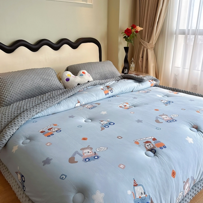 91家纺网 家纺一手货源 找家纺 兜米家居 2025新款针织豆豆绒被纯手工包边卡通立体豆豆绒保暖被被子被芯 工程车