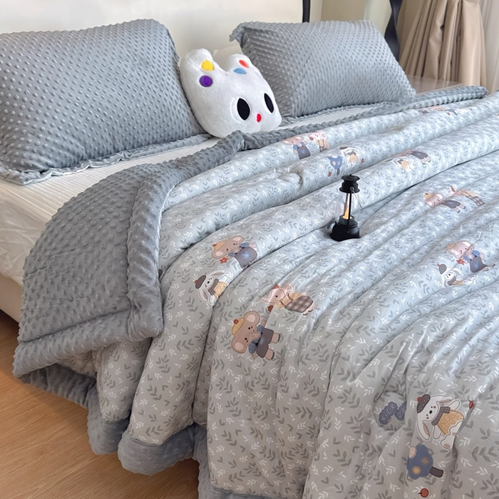 91家纺网 家纺一手货源 找家纺 兜米家居 2025新款针织豆豆绒被纯手工包边卡通立体豆豆绒保暖被被子被芯 花小象