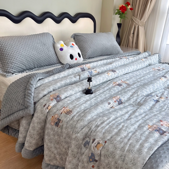 91家纺网 家纺一手货源 找家纺 兜米家居 2025新款针织豆豆绒被纯手工包边卡通立体豆豆绒保暖被被子被芯 花小象