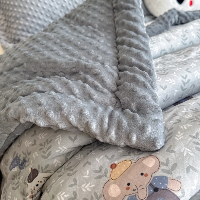 91家纺网 家纺一手货源 找家纺 兜米家居 2025新款针织豆豆绒被纯手工包边卡通立体豆豆绒保暖被被子被芯 花小象