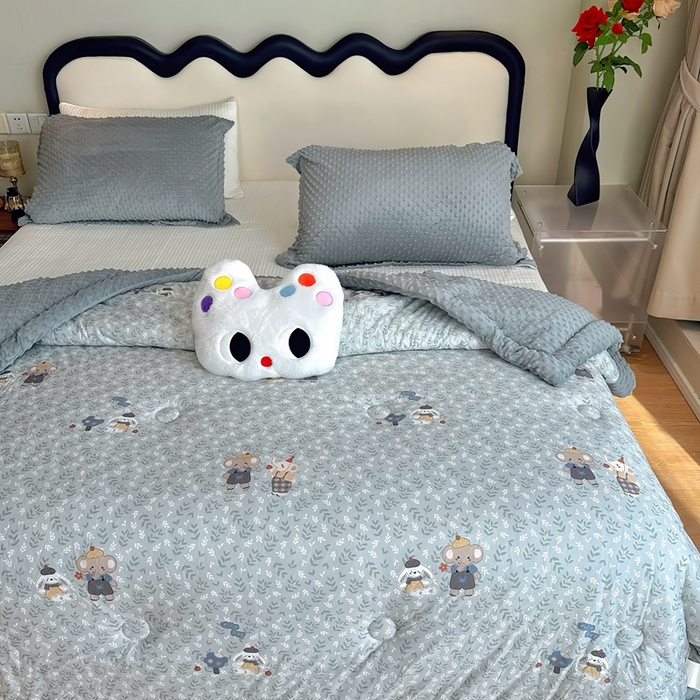 91家纺网 家纺一手货源 找家纺 兜米家居 2025新款针织豆豆绒被纯手工包边卡通立体豆豆绒保暖被被子被芯 花小象