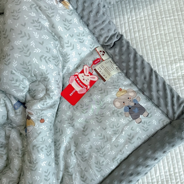 91家纺网 家纺一手货源 找家纺 兜米家居 2025新款针织豆豆绒被纯手工包边卡通立体豆豆绒保暖被被子被芯 花小象